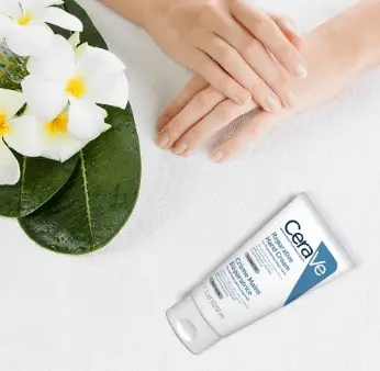 Nahaufnahme von gepflegten Frauenhänden und einer Tube CeraVe Handcreme